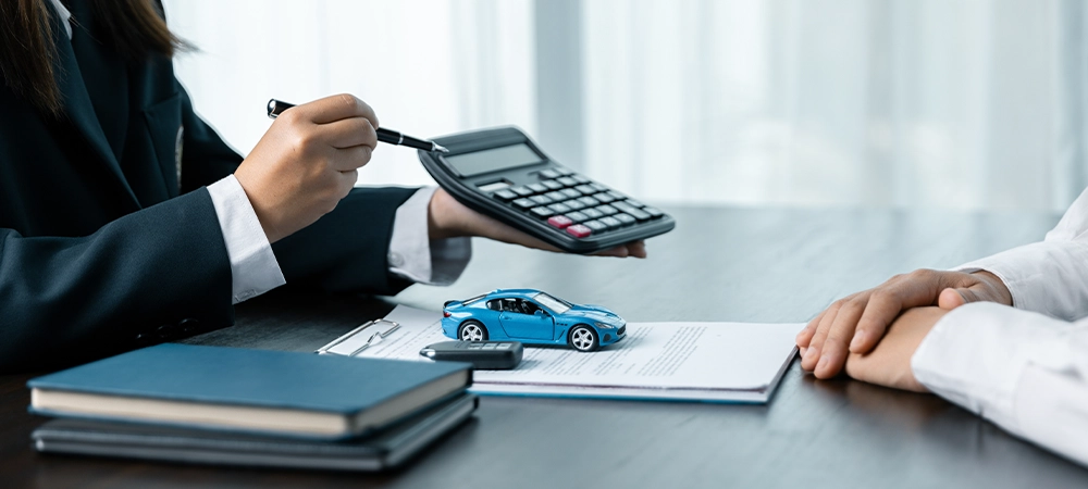 insurance agent show car insurance rate to client